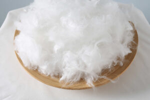 气凝胶纤维是一种由气凝胶和主体材料溶液聚合纺丝制成的保温涤纶短纤维。